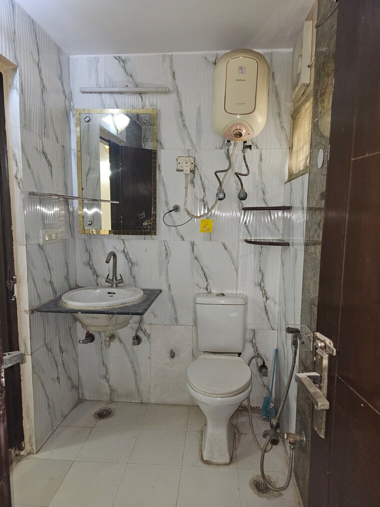 Bathroom, sector 23 dwarka 3 Bedroom 1600 Sq.Ft. Apartment In Sector 23 Dwarka Delhi 8800933