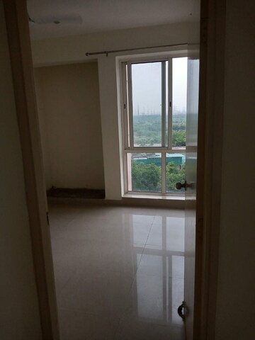 Room in 2.5 BHK Apartment at JM Florance, Tech Zone 4 Greater Noida – for Sale
