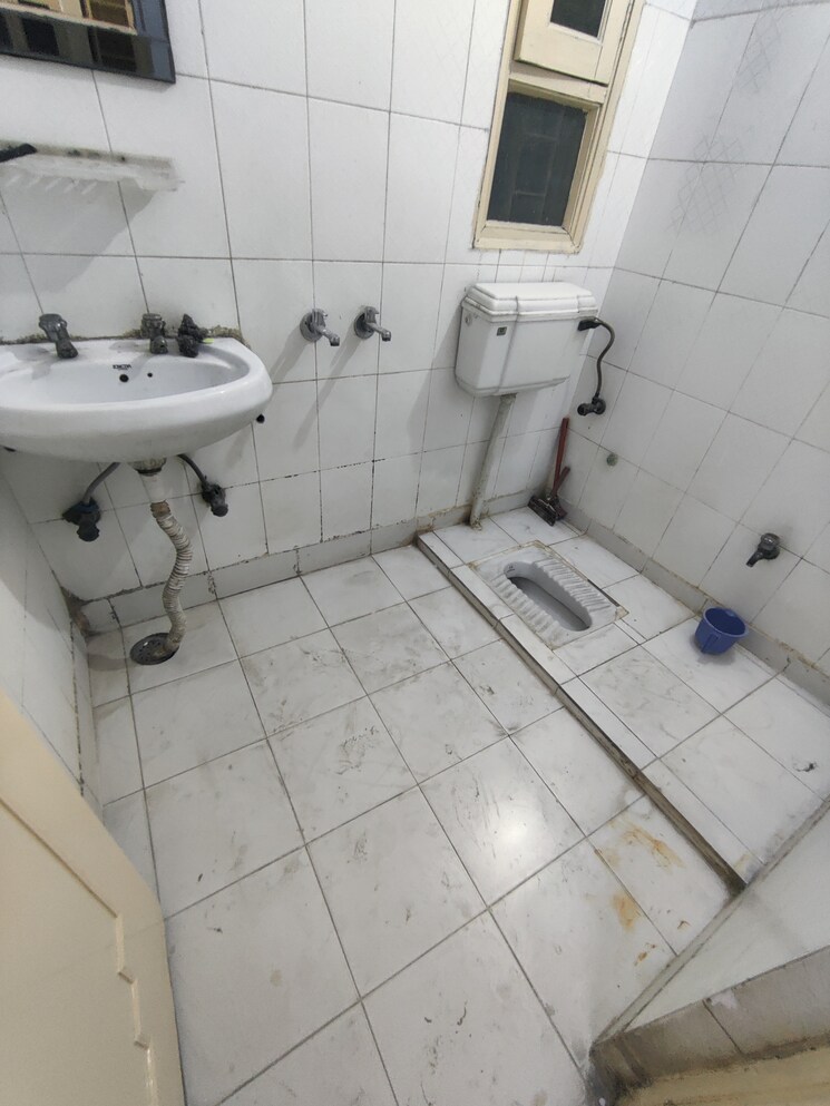 Bathroom, gaurs-galaxy 2 Bedroom 1000 Sq.Ft. Apartment In Vaishali Sector 5 Ghaziabad 8801023