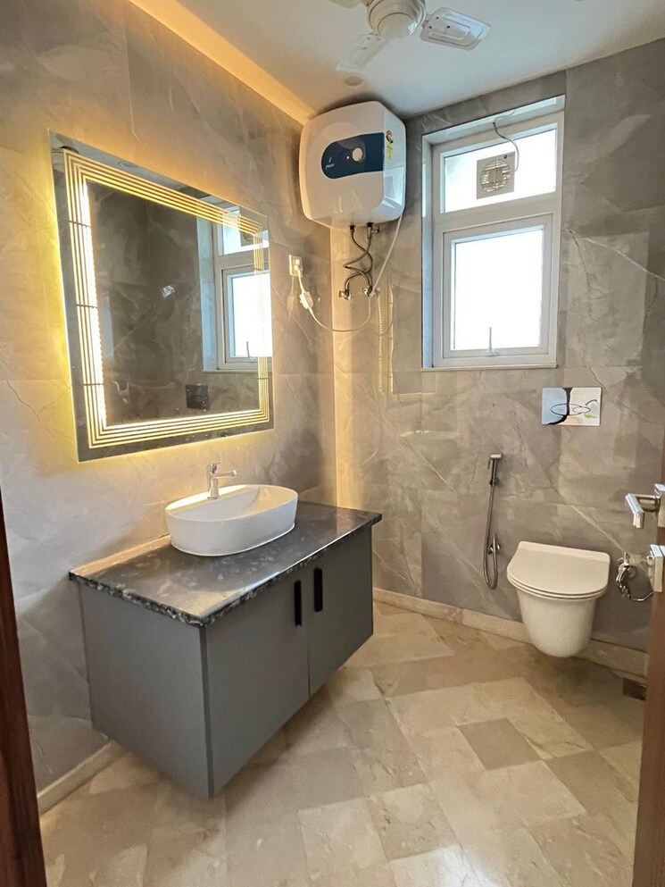 Attached Bathroom, sukhdev vihar 4 Bedroom 400 Sq.Yd. Builder Floor In Sukhdev Vihar Delhi 8800954