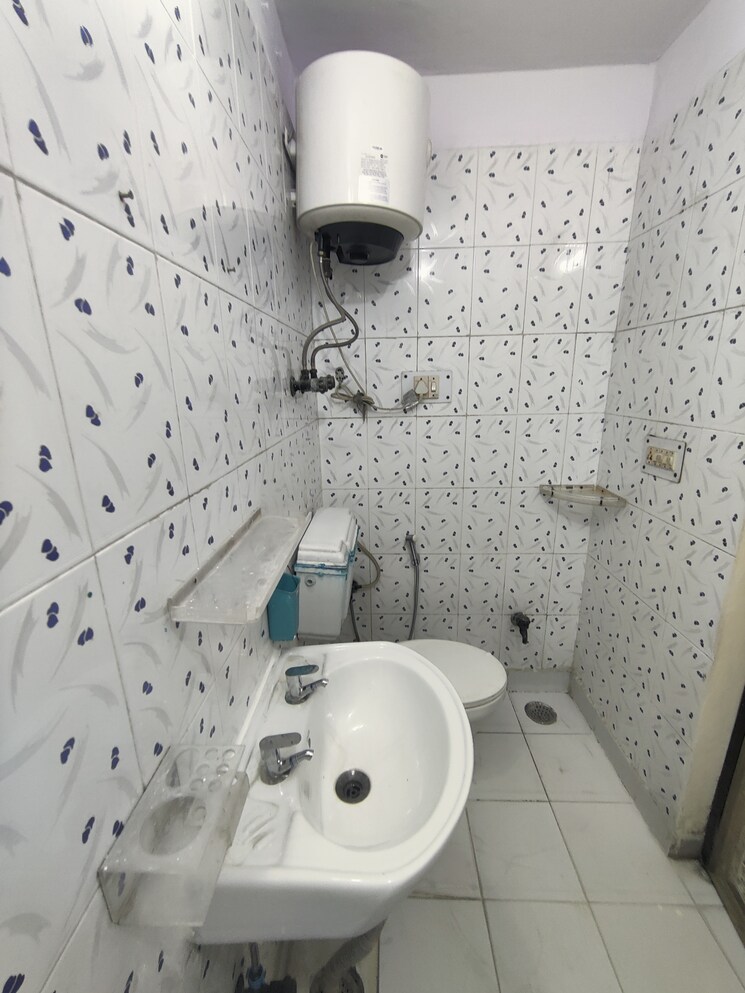 Bathroom, gaurs-galaxy 2 Bedroom 1000 Sq.Ft. Apartment In Vaishali Sector 5 Ghaziabad 8801023