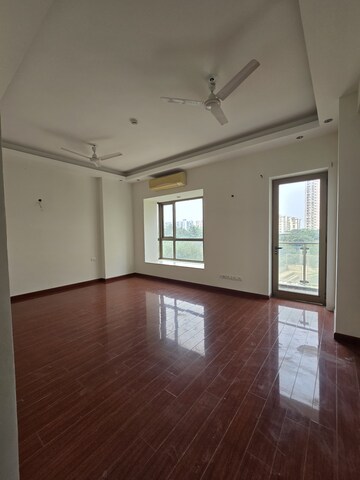 Room in 4 BHK Apartment at Mahagun Maestro, Sector 50 – for Sale