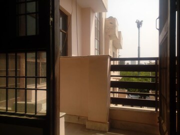 Staircase in 3 BHK Apartment at Amrapali Eden Park, Sector 50 – for Sale