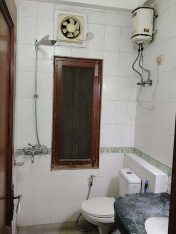 Bathroom in 2.5 BHK Builder Floor at South City 1 – for Rent