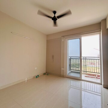 Room in 3 BHK Apartment at Eldeco Live By The Greens, Sector 150 – for Rent