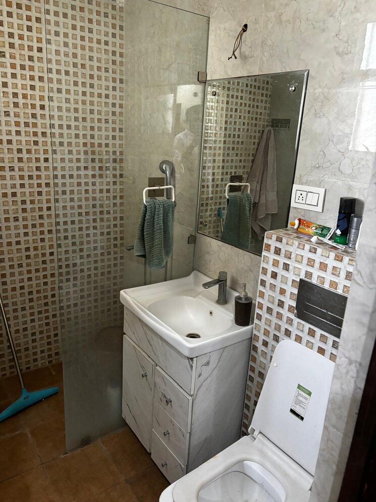 Bathroom, amrapali-pan-oasis 3 Bedroom 1600 Sq.Ft. Apartment In Sector 70 Noida 8801143