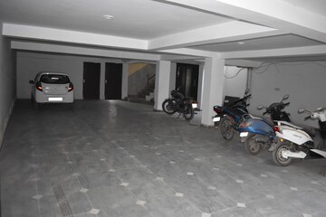 Parking in 4 BHK Builder Floor at Green Fields Colony – for Rent