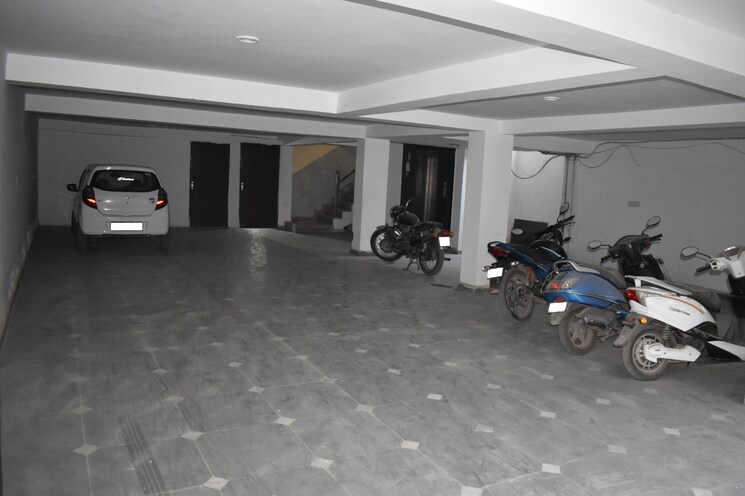  Parking, green fields colony 4 Bedroom 2400 Sq.Ft. Builder Floor In Green Fields Colony Faridabad 8801227