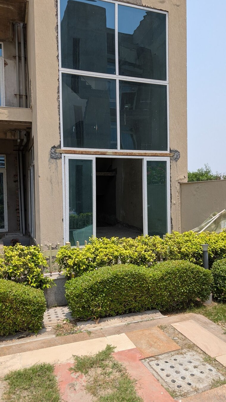 Garden, mahagun-meadows-villas 5 Bedroom 5000 Sq.Ft. Apartment In Sector 150 Noida 8801233