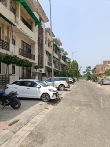 Parking in 3 BHK Builder Floor at Aditya World City, Shahpur Bamheta – for Rent