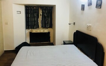Living Room in 1.5 BHK Apartment at Arun Vihar Sector 37, Sector 37 – for Rent
