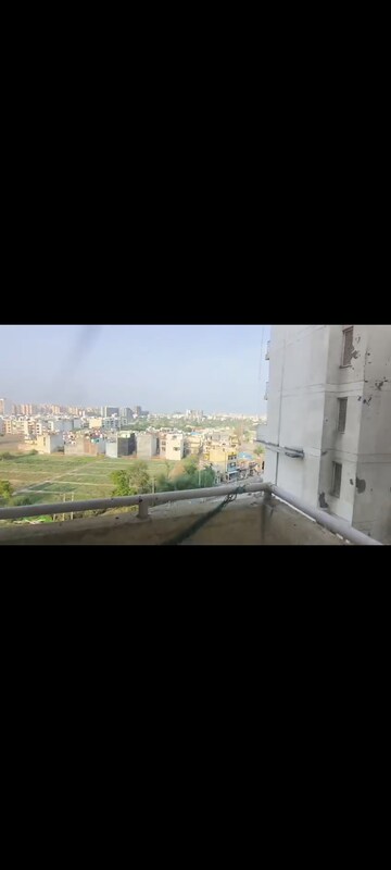 Swimming Pool in 2.5 BHK Apartment at BPTP Princess Park, Sector 86 – for Sale