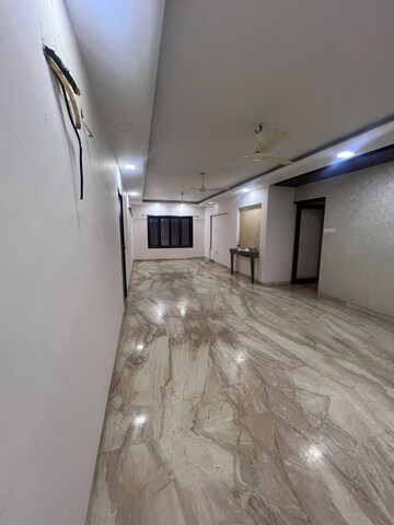 Room in 3 BHK Apartment at Bandra West – for Rent