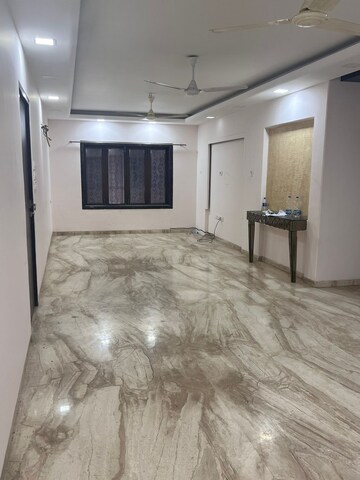 Room in 3 BHK Apartment at Bandra West – for Rent