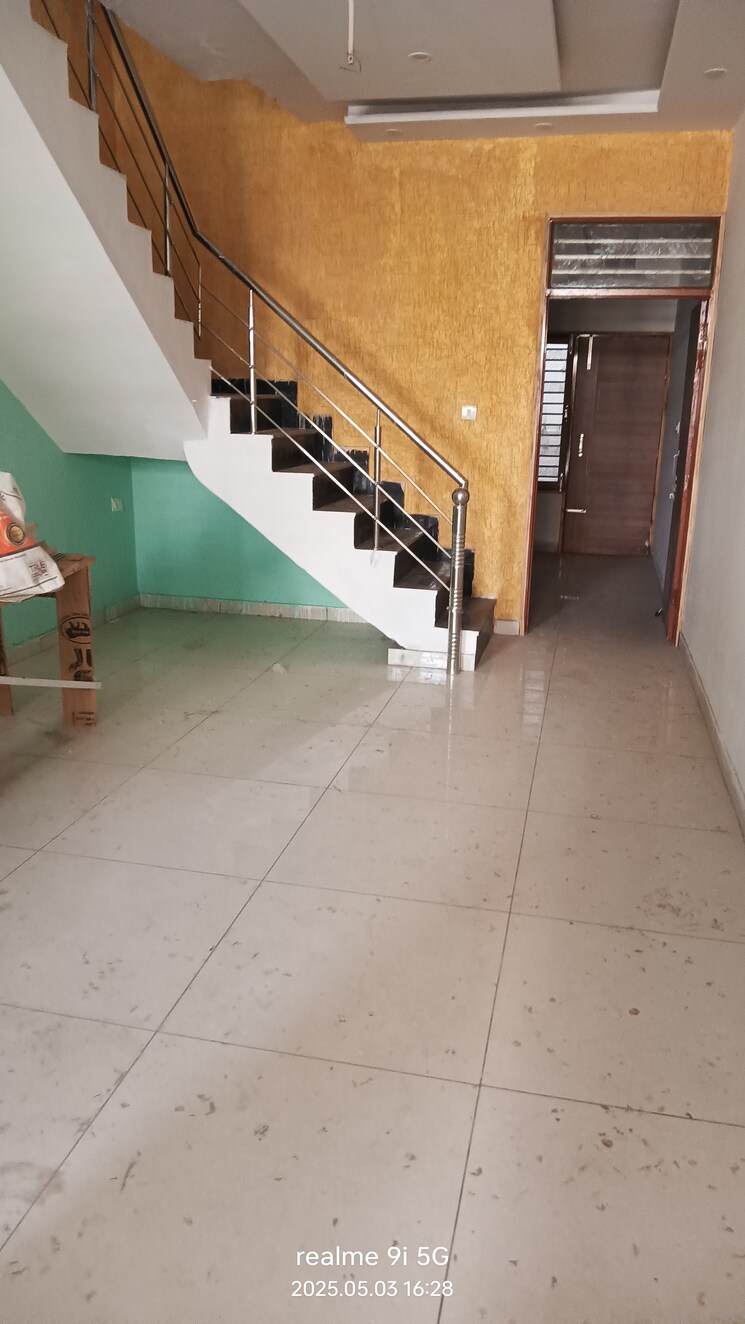 Living Room, pir machalla 3 Bedroom 100 Sq.Yd. Apartment In Pir Machalla Zirakpur 8801454