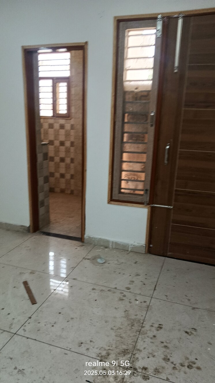 Room, pir machalla 3 Bedroom 100 Sq.Yd. Apartment In Pir Machalla Zirakpur 8801454