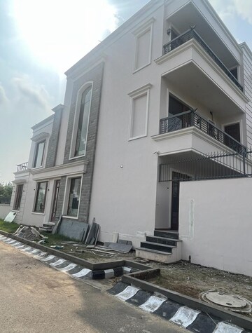 3.5 BHK Independent House For Rent in Sector 11