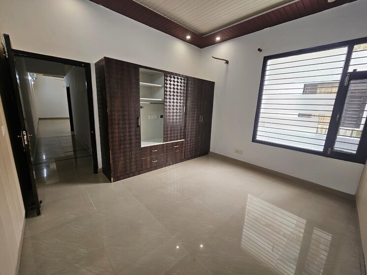 Room, pir machalla 3 Bedroom 192 Sq.Yd. Apartment In Pir Machalla Zirakpur 8801562