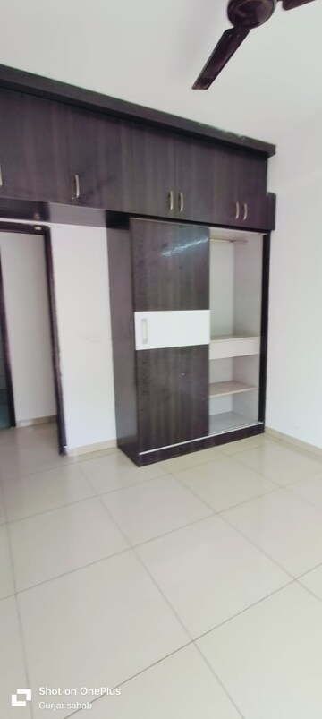 Room in 1.5 BHK Apartment at Mahagun Mywoods, Sector 16c Greater Noida – for Rent