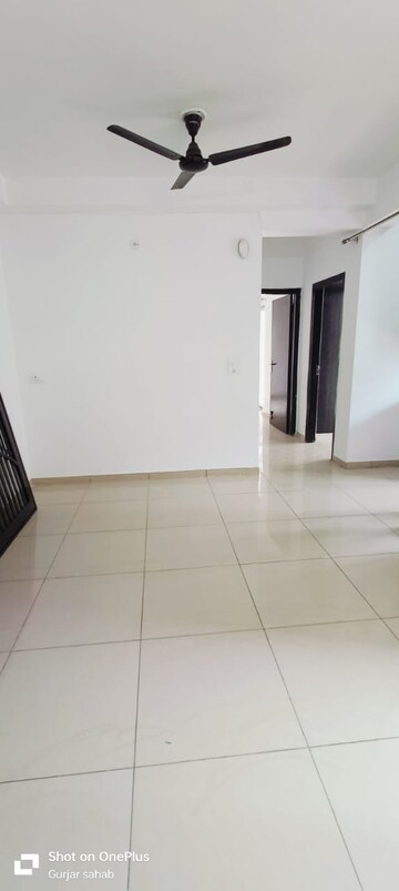 Room in 1.5 BHK Apartment at Mahagun Mywoods, Sector 16c Greater Noida – for Rent
