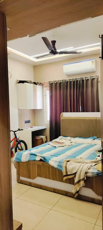 Master Bedroom in 2 BHK Apartment at Gomti Nagar – for Rent