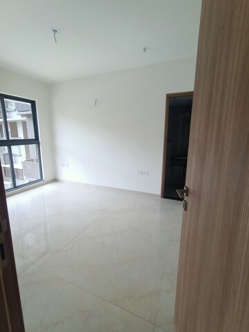Room in 3 BHK Apartment at Godrej Urban Park, Chandivali – for Rent