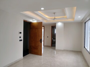 Room in 3 BHK Builder Floor at BPTP Amstoria Country Floor, Sector 102 – for Rent