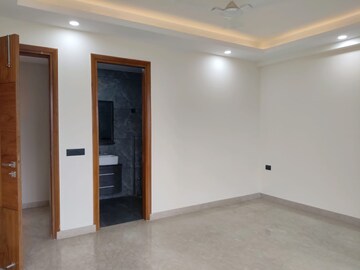 Room in 3 BHK Builder Floor at BPTP Amstoria Country Floor, Sector 102 – for Rent