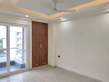 Room in 3 BHK Builder Floor at BPTP Amstoria Country Floor, Sector 102 – for Rent
