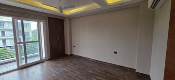 Room in 3 BHK Builder Floor at BPTP Amstoria Country Floor, Sector 102 – for Rent