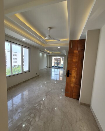 Room in 3 BHK Builder Floor at BPTP Amstoria Country Floor, Sector 102 – for Rent