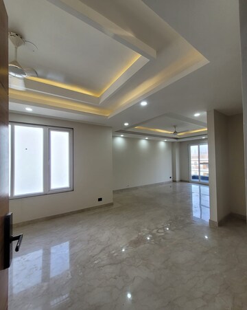 Room in 3 BHK Builder Floor at BPTP Amstoria Country Floor, Sector 102 – for Rent