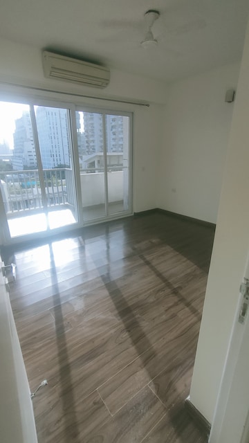 Room in 3 BHK Apartment at Emaar MGF The Palm Drive Villas, Sector 66 – for Rent
