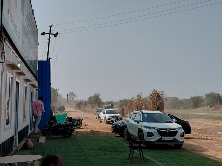  Parking, uniwest-hub Studio 525 Sq.Ft. Apartment In Sector 22d Yamuna Expressway Greater Noida 8801812