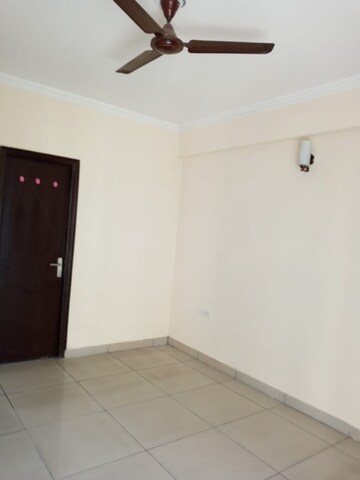 Room in 2 BHK Apartment at Panchsheel Greens, Sector 16 Greater Noida – for Rent
