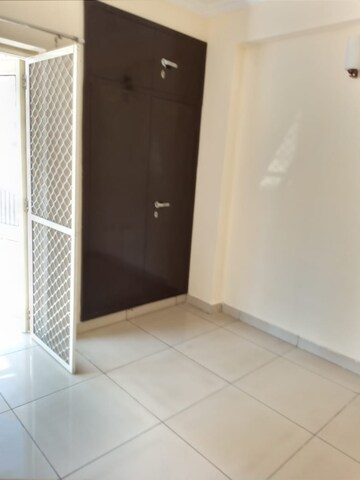 Room in 2 BHK Apartment at Panchsheel Greens, Sector 16 Greater Noida – for Rent