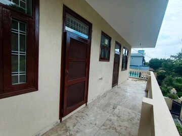 Room in 4 BHK Builder Floor at Sector 23a – for Rent