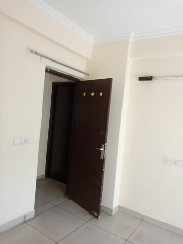 Room in 2 BHK Apartment at Panchsheel Greens, Sector 16 Greater Noida – for Rent