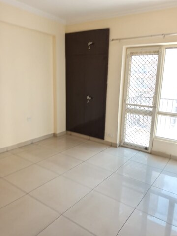 Room in 2 BHK Apartment at Panchsheel Greens, Sector 16 Greater Noida – for Rent
