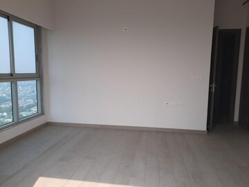 Room in 2 BHK Apartment at Sheth Beaumonte, Sion East – for Sale