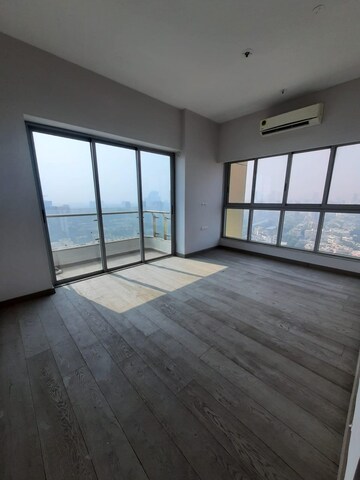Room in 2 BHK Apartment at Sheth Beaumonte, Sion East – for Sale