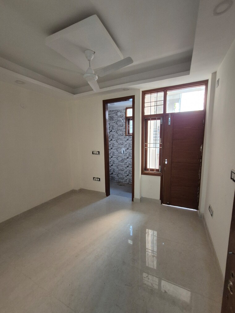 Bedroom, krishna park 4 Bedroom 125 Sq.Yd. Builder Floor In Krishna Park Delhi 8801959