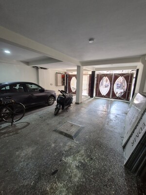 Parking in 4 BHK Builder Floor at Krishna Park – for Sale