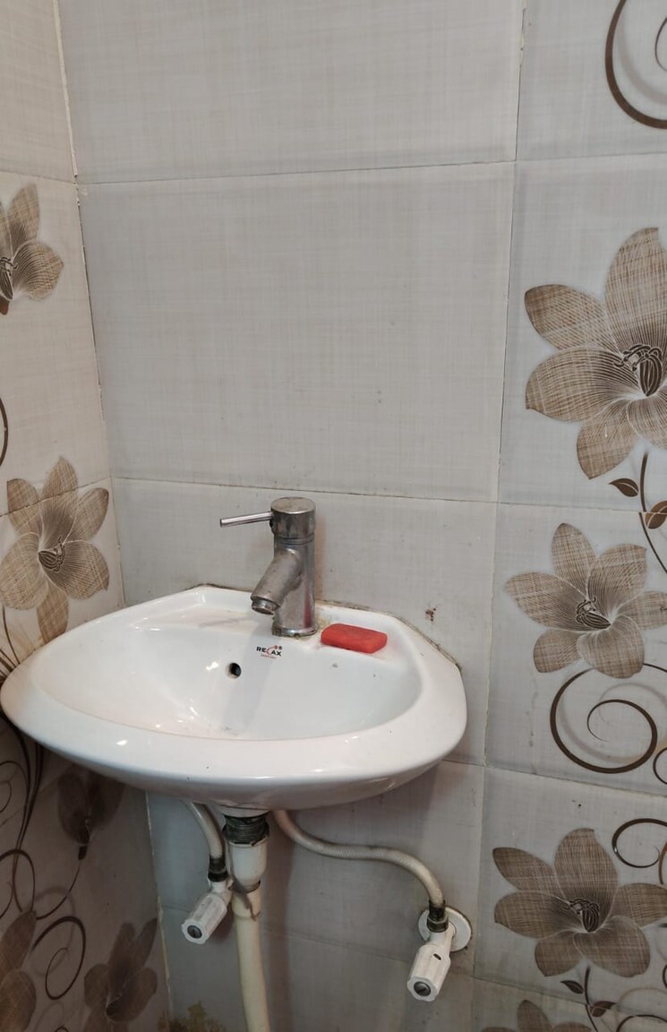 Bathroom, palam colony 2 Bedroom 800 Sq.Ft. Builder Floor In Palam Colony Delhi 8801718