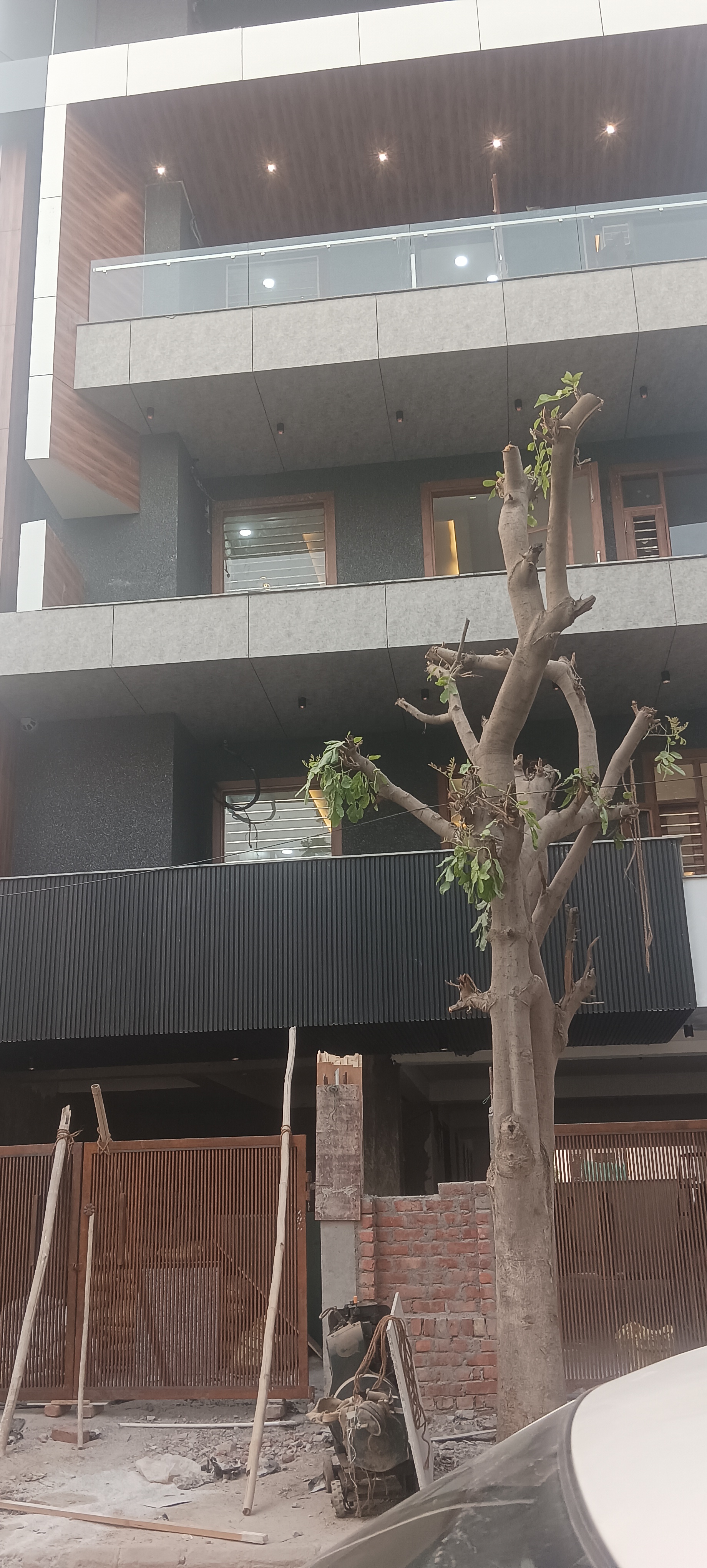 4 BHK + Pooja Room 250 Sq.Yd. Builder Floor in Parklands