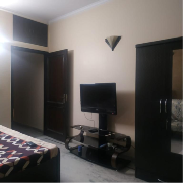 Bedroom in 2 BHK Apartment at Dlf Phase ii – for Rent