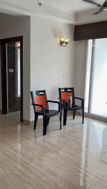 Room in 2.5 BHK Apartment at Amrapali Golf Homes, Sector 4 Greater Noida – for Rent