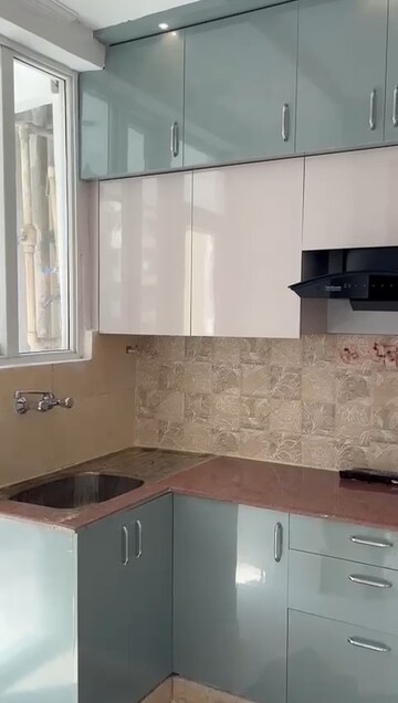 Kitchen in 2.5 BHK Apartment at Amrapali Golf Homes, Sector 4 Greater Noida – for Rent