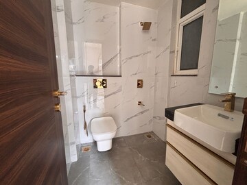 Bathroom in 3.5 BHK Builder Floor at Smart World Orchard, Sector 61 – for Sale