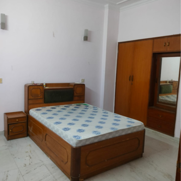 Bedroom in 2 BHK Apartment at Dlf Phase ii – for Rent
